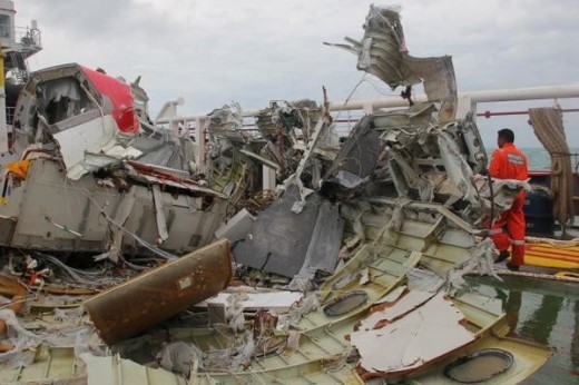 
	
	Mảnh vỡ của máy bay AirAsia gặp nạn trên tàu cứu hộ. Ảnh: Strait Times