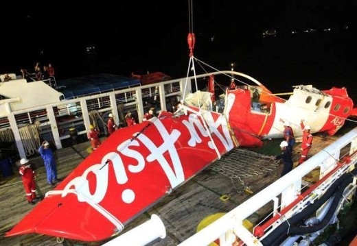 
	
	Phần đuôi của máy bay QZ8501 được đưa lên bờ. Tuy nhiên, kích thước quá khổ khiến nhà chức trách khó đưa chúng lên xe tải. Ảnh: Strait Times