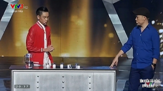
	
	Thí sinh Tấn Phát giới thiệu về phần trình diễn ảo thuật của mình với sự hỗ trợ của giám khảo Huy Tuấn.