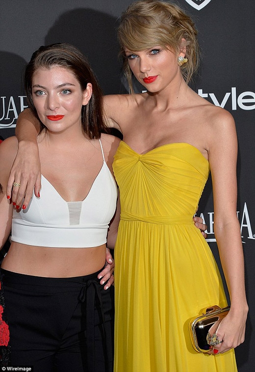 
	
	Taylor Swift xinh đẹp trong chiếc váy Jenny Packham màu vàng cùng đôi bông tai Lorraine Schawartz