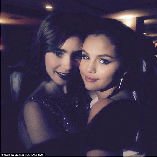 
	
	Ít ai biết được Selena cũng rất thân thiết với nữ diễn viên Lily Collins