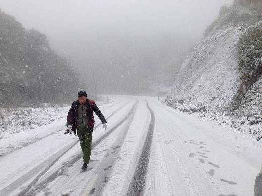 
Ở những khu vực đèo núi cao, Sa Pa tuyệt đẹp khi chìm ngập trong tuyết trắng, nhiều du khách đã không ngừng kéo lên Sa Pa để chiêm ngưỡng cảnh đẹp có một không hai trong năm này.