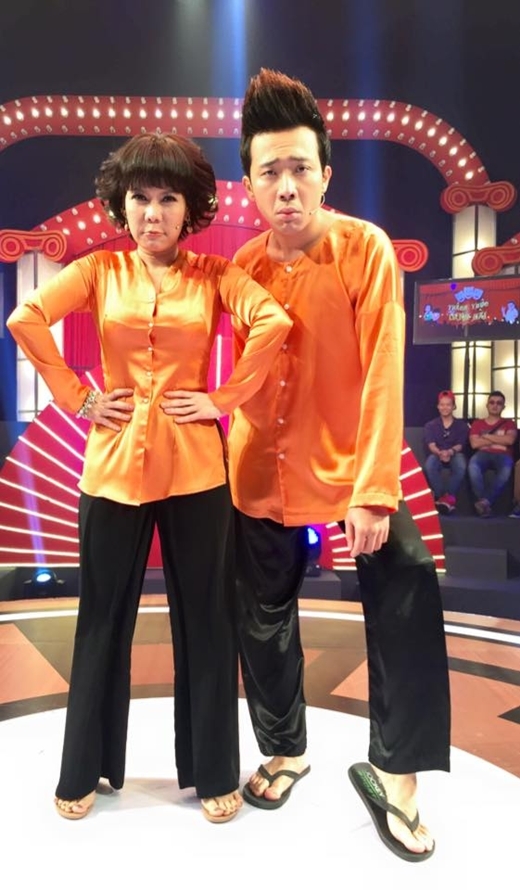 
	
	Trấn Thành và Việt Hương diện đồ màu cam cùng dòng chia sẻ hài hước :'Bận vậy không phải khoe giàu.Bận vậy để biết màu nào là cam'.