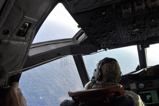 
	
	Một viên phi công trên máy bay thuộc lược lượng không quân hoàng gia New Zealand đang tìm kiếm mảnh vỡ của chiếc máy bay mất tích MH370, hãng hàng không Malaysia Airlines, ngày 1/4/2014.