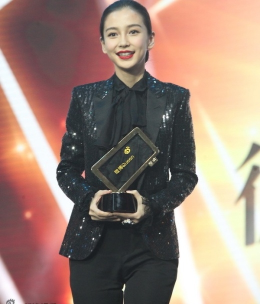 
	
	AngelaBaby ẵm giải cao quý nhất: Nữ hoàng Weibo 2014