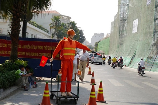 
	
	Robot hướng dẫn giao thông là của Công ty TNHH TM&DV Vận tải giao thông T&T, thuộc đơn vị tham gia xây dựng dự án cải tạo, nâng cấp đường Nguyễn Huệ.