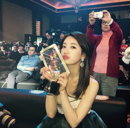 
	
	Suzy đã hạnh phúc khi khoe hình trong lễ trao giải Weibo hôm qua (15/1) lên trang cá nhân. Cô nàng đã được vinh dự nhận giải thưởng Nữ thần Weibo do khán giả Trung Quốc bình chọn.