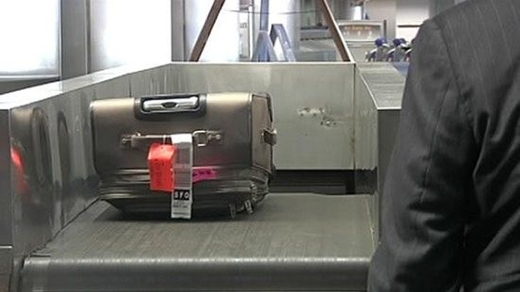
	
	Lực lượng an ninh sân bay có chìa khóa có thể mở mọi túi hành lý của hành khách để kiểm tra trong trường hợp cần thiết. Tuy nhiên, nếu sân bay không có cơ chế quản lý hiệu quả, những người làm việc ở khâu này có thể đánh cắp hàng hóa của hành khách.