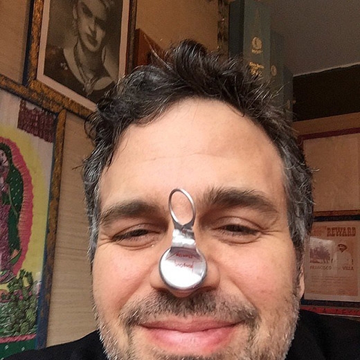
	
	Nam diễn viên nổi tiếng Mark Ruffalo đã gửi bức ảnh tự sướng với chiếc nắp chai dính trên mũi rất ngộ nghĩnh của mình cho cô con gái cưng