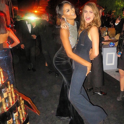 
	
	Cô nàng người mẫu Chanel Iman đã tinh nghịch ôm lấy mông của siêu mẫu Cara Delevingne trong một buổi tiệc