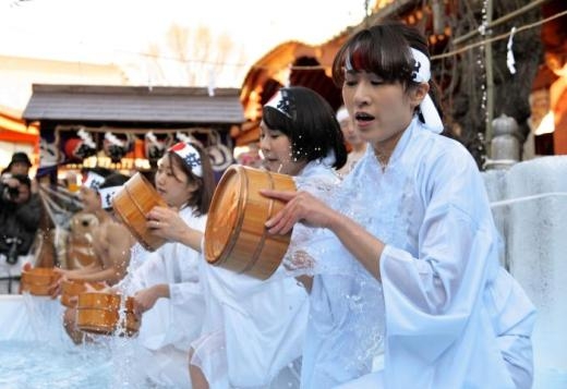 
	
	Những cô gái trẻ cũng tham gia lễ hội bằng cách ngâm mình trong nước lạnh và liên tục xối nước lên người trong thời tiết lạnh giá