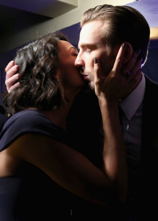 
	
	Nụ hôn nồng nàn giữa 'đội trưởng Mỹ' Chris Evans và Rosario Dawson phía sau hậu trường