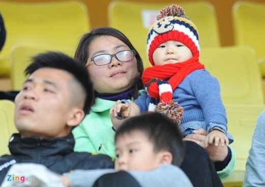 
	
	Bà xã Bích Huệ cùng các 'nhóc tì' của thủ môn Dương Hồng Sơn cũng có mặt trên sân Hàng Đẫy cổ vũ CLB Hà Nội T&T thi đấu trận thứ 2 trên sân nhà.