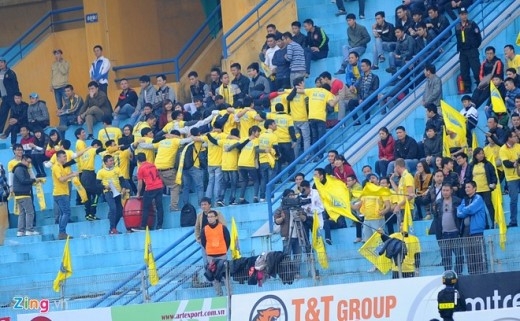 
	
	Cách ăn mừng quay lưng độc đáo của CĐV Hà Nội T&T khi đội nhà ghi được tới 4 bàn thắng vào lưới đội khách Quảng Nam.