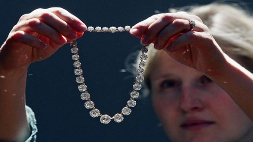 
	
	Vòng kim cương nữ hoàng Mary với viên kim cương Riviere. Ước tính giá trị của món đồ trang sức này lên đến 1.828.224 USD (tương đương 38 tỷ VND). Nó thuộc về vị nữ hoàng đầu tiên của nước Anh - nữ hoàng Mary, và được coi là một trong những món đồ trang sức độc đáo nhất trên thế giới.