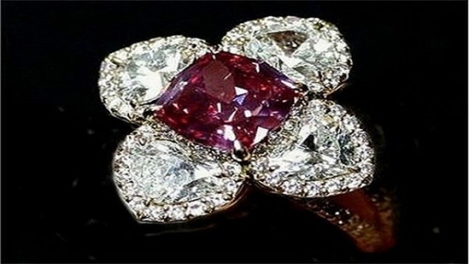 
	
	Nhẫn Laurence Graff, một nhà sưu tầm trang sức người Anh đã mua chiếc nhẫn này với giá 2,6 triệu USD (tương đương 55 tỷ VND) tại một phiên đấu giá của Christie. Đây là chiếc nhẫn có một không hai vì kiểu thiết kế hình bát giác ấn tượng và viên kim cương đỏ tía ở Trung tâm.