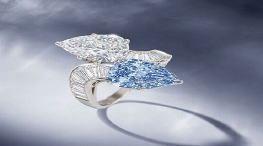 
	
	Kiêu ngạo và hiếm có chính là những từ để miêu tả chiếc nhẫn đá quý màu xanh Bulgari được thiết kế đặc biệt cho một nhà sưu tầm Châu Âu trong những năm 60. Chủ sở hữu của chiếc nhẫn đã đẩy trị giá lên đến 2,9 triệu USD (tương đương 61 tỷ VND) này cho vợ.