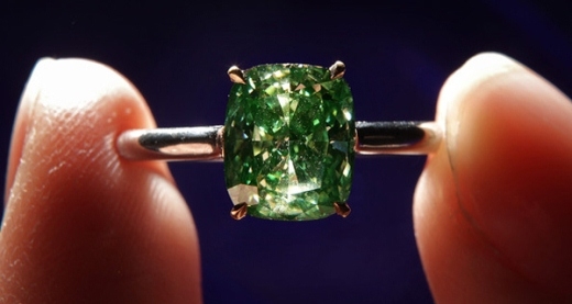 
	
	Chiếc nhẫn kim cương màu xanh lá trị giá 3,08 triệu USD (tương đương 65 tỷ VND). Nó được trưng bày lần đầu tại Sotheby và được xem là chiếc nhẫn kim cương lớn nhất được bán tại cuộc đấu giá. Viên kim cương màu xanh với mặt nhẫn có khối lượng khoảng 2,453 cara.