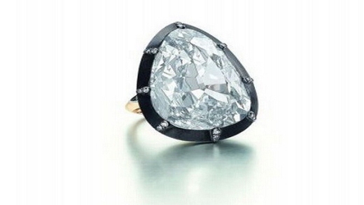 
	
	Nhẫn kim cương hình quả lê là chiếc nhẫn nổi tiếng được khai thác tại khu mỏ Golconda, từng được trưng bày tại cuộc đấu giá với giá 6,5 triệu USD (tương đương 137 tỷ VND).