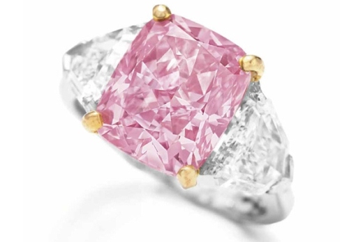 
	
	Chiếc nhẫn hồng của Graff có giá 11,8 triệu USD (tương đương 245 tỷ VND) được trang trí bằng những viên kim cương tìm thấy tại Nam Phi.
