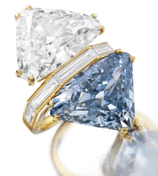 
	
	Nhẫn 2 viên kim cương Bulgari được sáng tạo từ năm 1972 trong bộ sưu tập Bulgari với viên kim cương màu xanh nặng khoảng 10,95 cara và viên kim cương tam giác màu trắng nặng khoảng 9,87 cara. Vào tháng 5/2010, một nhà sưu tầm Châu Á đã mua chiếc nhẫn với giá 15,7 triệu USD (tương đương 330 tỷ VND).