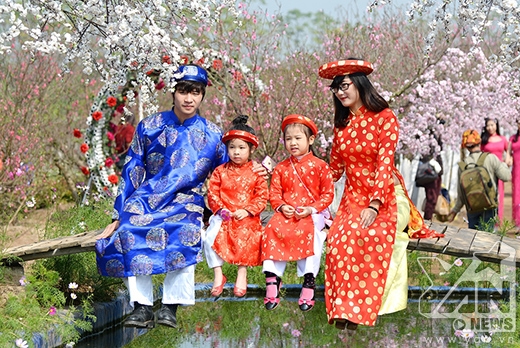 
	
	Chụp hoa đào trong trang phục truyền thống của Việt Nam làm lịch khi gần Tết đang là một trào lưu trong vài năm trở lại đây.