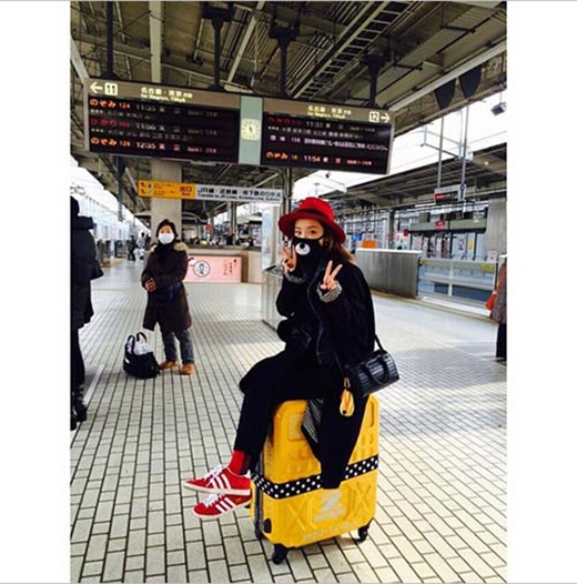 
	
	Dara cực đáng yêu khi đi dạo vòng quanh Nhật Bản và ngồi trên chiếc va li vàng nổi bật.