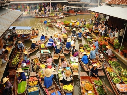 
	
	Damnoen Saduak là một trong số những chợ nổi được biết đến nhiều nhất trên thế giới. Không khí lúc nào cũng nhộn nhịp, sống động và nhiều màu sắc nhờ các hoạt động mua bán diễn ra liên tục của người dân địa phương.