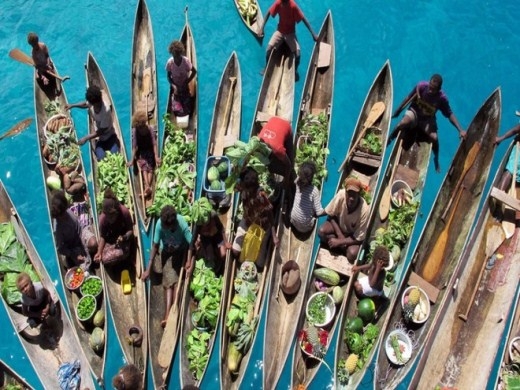 
	
	Nằm ở phía đông bắc của Australia, phía đông của Papua New Guinea, Solomon có khu chợ nổi chỉ tập hợp các hàng bán nhỏ lẻ của người dân địa phương nhưng cũng rất đông đúc và nhộn nhịp.