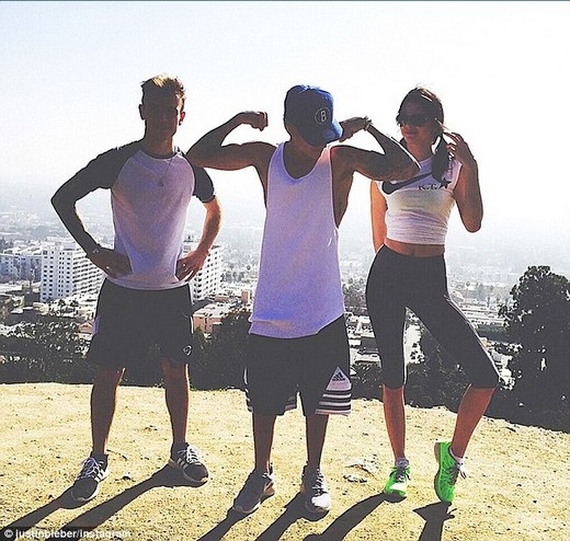 
	
	Justin chụp ảnh cùng Kendall và một người bạn