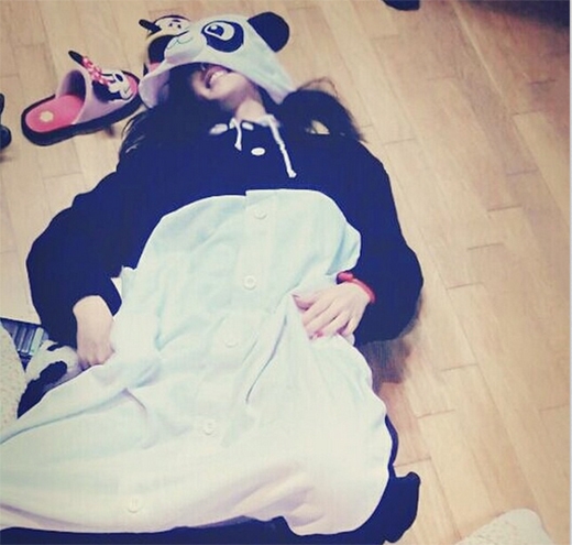 
	
	Hyomin cực đáng yêu khi mặc đồ thú nằm đùa giỡn trên sàn nhà.
