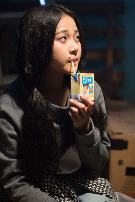 
	
	Thoát khỏi hình ảnh ngây thơ mọt sách, Tam Triều Dâng vào vai rất 'ngọt' trong Học viện teen cứng. Triều Dâng trở thành teengirl ăn khỏe như voi, đầu xù cùng nốt ruồi 'không thể to hơn'