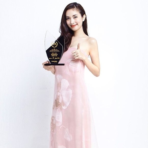 
	
	Cô còn khoe cả giải thưởng do Sina Weibo bầu chọn