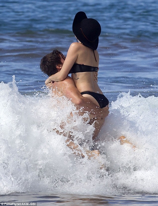 
	
	Patrick bế Miley lên để nô đùa trước những ngọn sóng