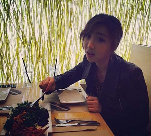 
	
	Minzy thích thú hưởng thụ đồ ăn tại nhà hàng, cô đăng hình và chia sẻ: 'Mọi người đoán xem tôi ở đâu. Burger ở đây tuyệt vời vô cùng'.