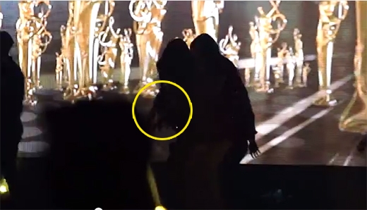 
	
	... sau đó Taeyeon đã bị ngã ngay trên sân khấu