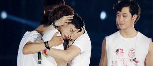 
	
	Sáu chàng trai mạnh mẽ của 2PM vỡ òa trong niềm hạnh phúc sau khi hoàn thành concert tại Nhật.