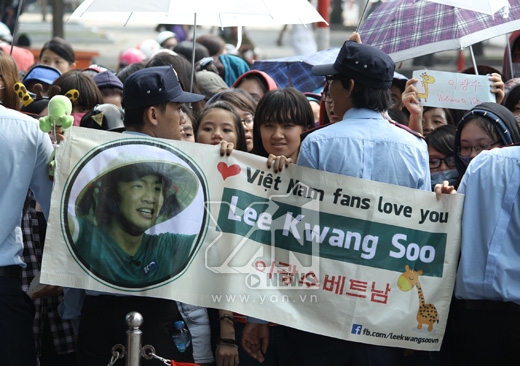 
	
	Fans đã có mặt từ sớm để chờ đón Lee Kwang Soo.