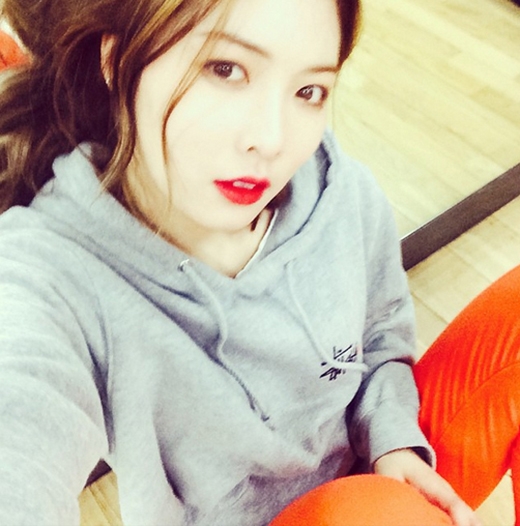 
	
	HyunA mệt mỏi trong phòng tập nhưng vẫn không quên chụp hình khoe với các fan.