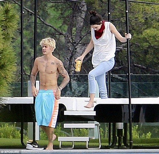 
	
	Justin chơi đùa cùng Kendall tại vườn nhà