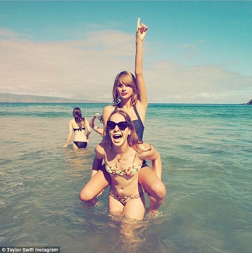 
	.
	Taylor Swift cực nhắng nhít cùng những người bạn thân trên bãi biển