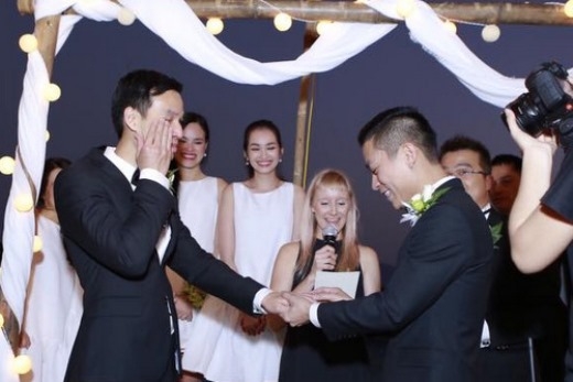 
	
	Adrian Anh Tuấn (phải) và Sơn Đoàn trao nhẫn cho nhau trong sự chứng kiến của bố mẹ hai bên, người chủ hôn cùng khoảng 50 khách mời.