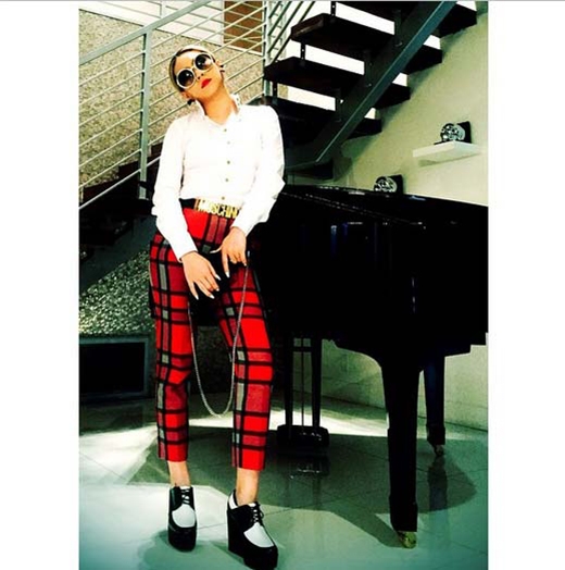 
	
	CL bất ngờ khoe hình cực phong cách bên cây đàn piano, cô chia sẻ: 'Chỉ muốn nói cho các bạn biết là tôi vẫn còn sống'.