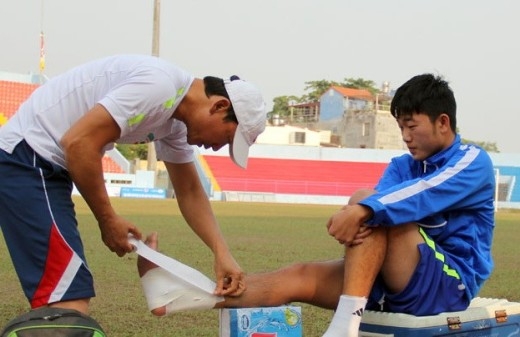 
	
	Xuân Trường vừa bình phục đã lại tái phát chấn thương cổ chân sau trận HAGL thắng SHB Đà Nẵng.