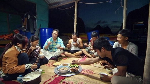 
	
	Martin Yan ăn cơm cùng gia đình địa phương.