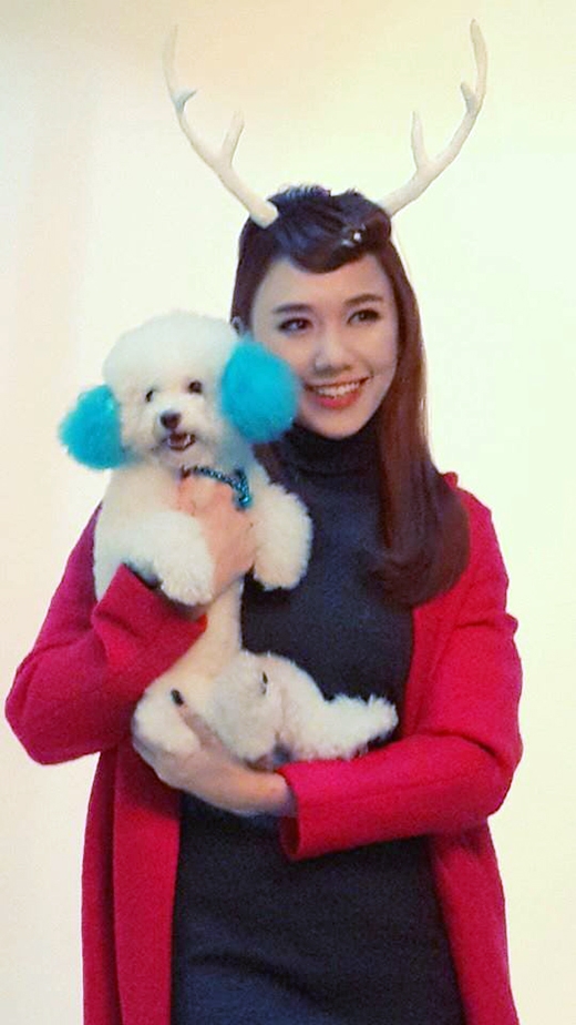 
	
	Hari Won với tạo hình con tuần lộc đang nhí nhảnh tạo dáng cùng một bé cún đáng yêu trong vòng tay mình. Được biết, đây là buổi chụp ảnh mới nhất của cô nàng trong thời gian gần đây.