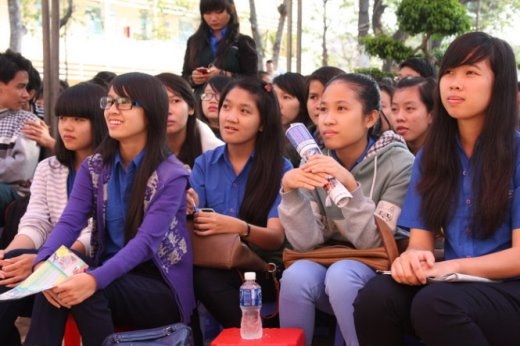 
	
	Các học sinh nghe tư vấn sáng 25-1 tại Phan Thiết - Ảnh: Trần Huỳnh