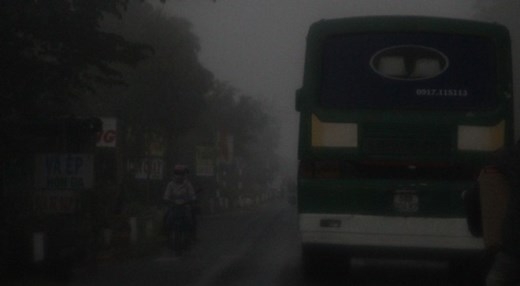 
	
	Các tuyến quốc lộ, tỉnh lộ về Kiên Giang, An Giang, Đồng Tháp... tầm nhìn xa còn khoảng 15 - 20 m lúc 7h ngày 27/1 vì sương mù kín đường.