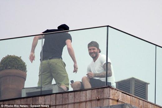
	
	Năm ngoái Beckham đã đến Rio quay một đoạn quảng cáo. Bức ảnh cho thấy ngôi sao đang nghỉ ngơi trên sân thượng một khách sạn Fasano giữa tin đồn mua nhà ở Vidigal.