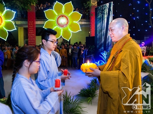 
	
	Hòa thượng Thích Bảo Nghiêm truyền đăng cho các thanh niên Phật Tử.